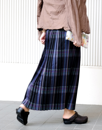 AURALEE Super Light Wool Check Pleated Skirt, Black